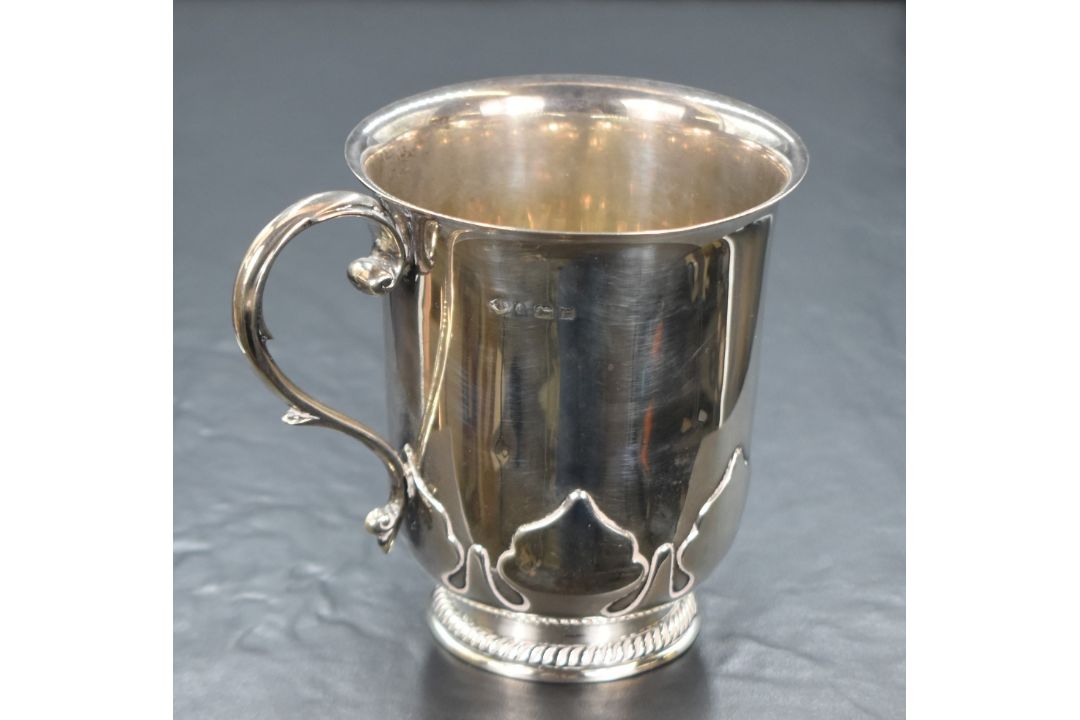A George V silver tankard, of traditional form having a flared rim, decorative s-scroll handle and - Image 1 of 4