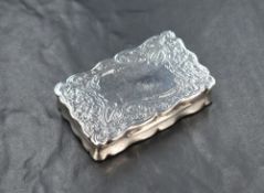 A George V silver snuff box, of hinged rectangular form having a overhanging scallop-edged lid and