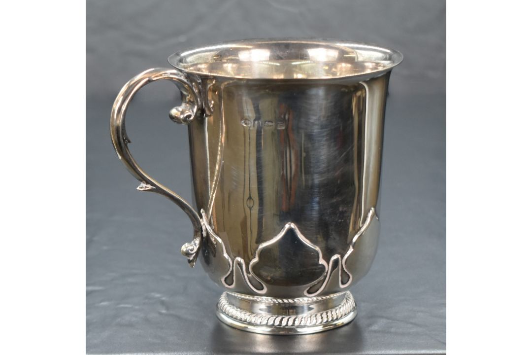 A George V silver tankard, of traditional form having a flared rim, decorative s-scroll handle and - Image 2 of 4