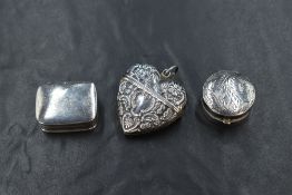 An Elizabeth II silver pill box, of plain hinged rectangular form, marks for Birmingham 2000,