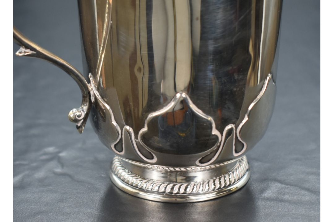 A George V silver tankard, of traditional form having a flared rim, decorative s-scroll handle and - Image 3 of 4