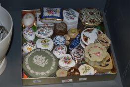 A good selection of trinket dishes, to include a jasper green vintage Wedgwood scallop shaped