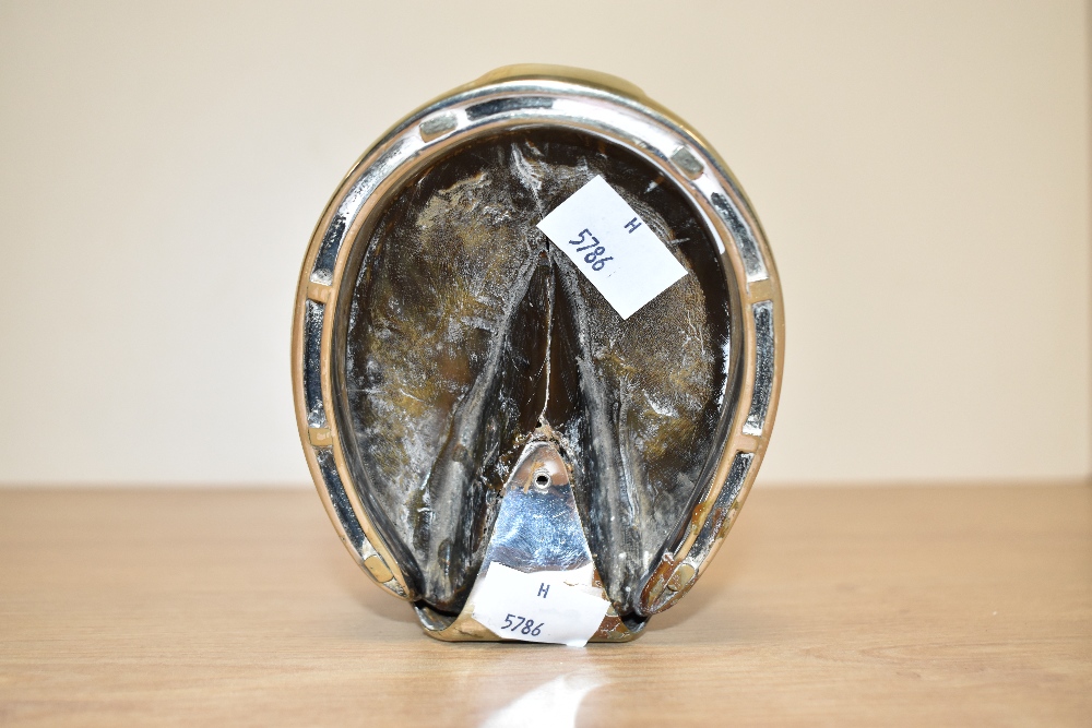 An usual silver horses hoof inkwell, engraved 'Wonder' to the front, w9cm x h6.5cm. - Image 3 of 3
