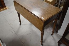 A Victorian oak Pembroke table having turned legs (some splitting to top) approx. 90 x 90 open