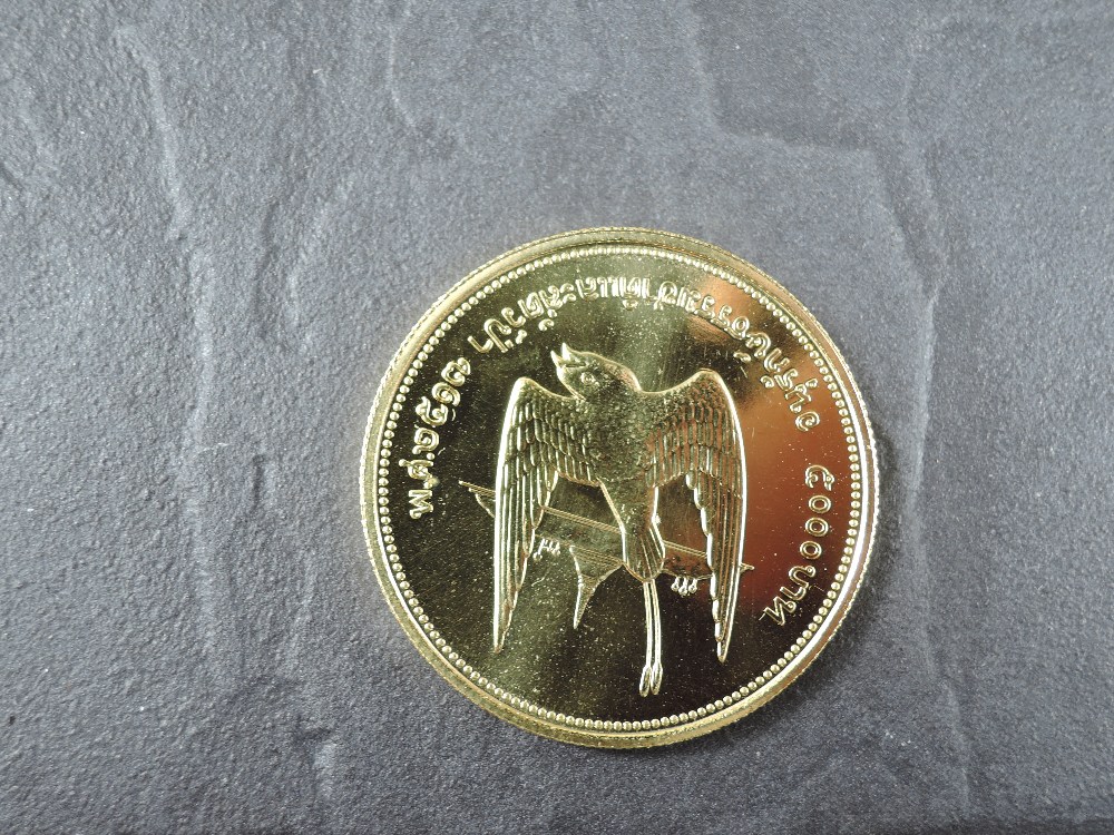 A 1974 Thailand 5000 Bahts Gold Coin, White-eyed River Martin to reverse, Uncirculated in plastic - Image 2 of 3