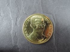 A 1975 Banque Du Zaire 100 Zaires Gold Coin, Leopard to reverse, Uncirculated in damaged plastic