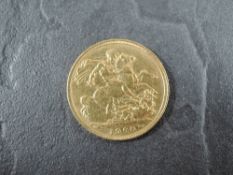 A 1900 Queen Victoria Gold Sovereign, George & Dragon, Veiled Head, 7.9g