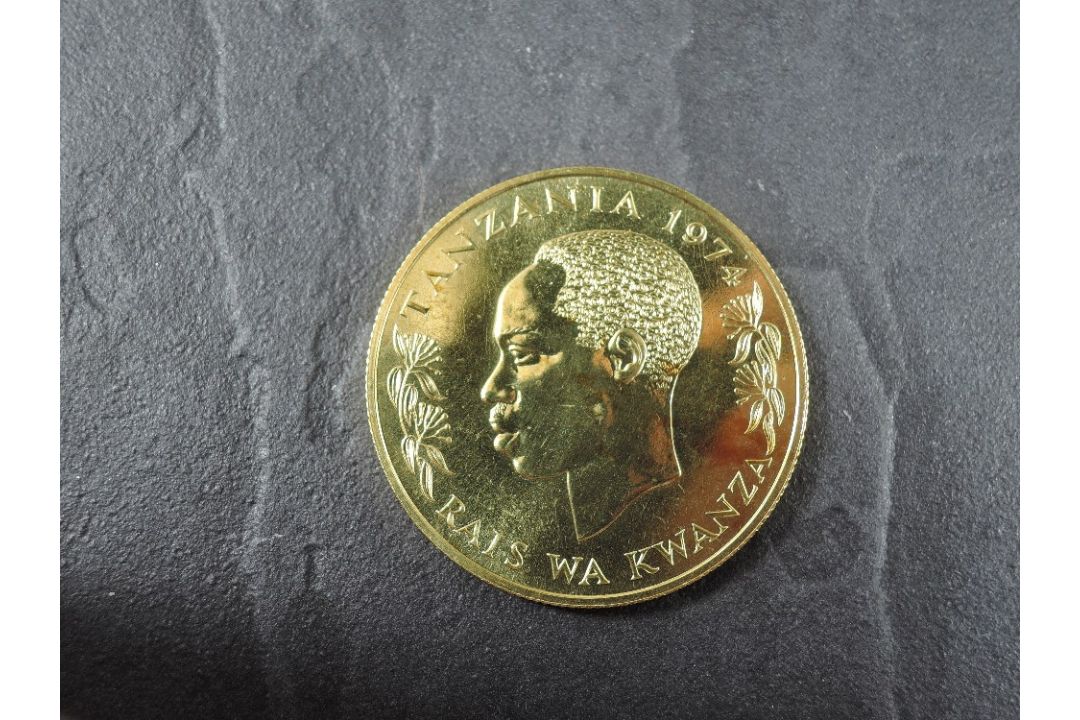 A 1974 Tanzania 1500 Shilingi Gold Coin, Cheetah with Cubs to reverse, Uncirculated in plastic - Image 1 of 3