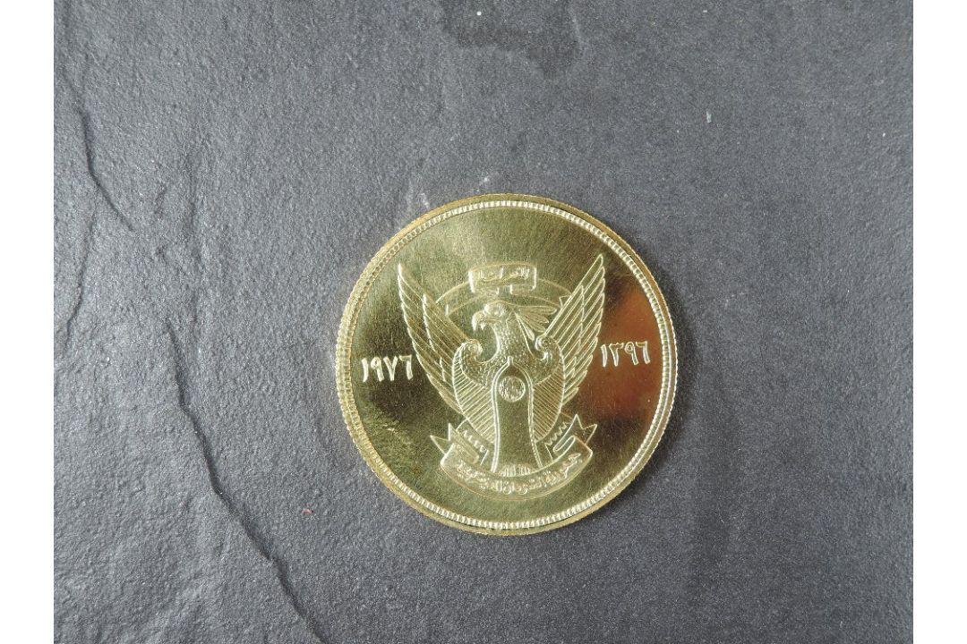 A 1976 Sudan 100 Pounds Gold Coin, Antelope to reverse, Uncirculated in plastic capsule and in Royal - Image 1 of 3