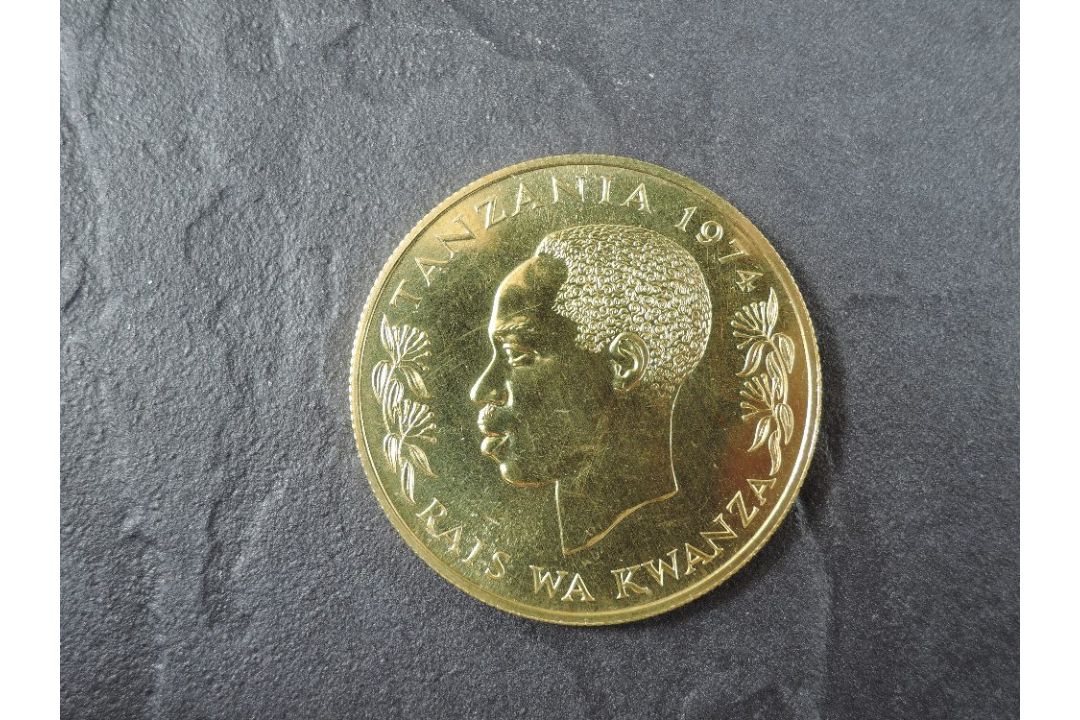 A 1974 Tanzania 1500 Shilingi Gold Coin, Cheetah with Cubs to reverse, Uncirculated in plastic - Image 1 of 3