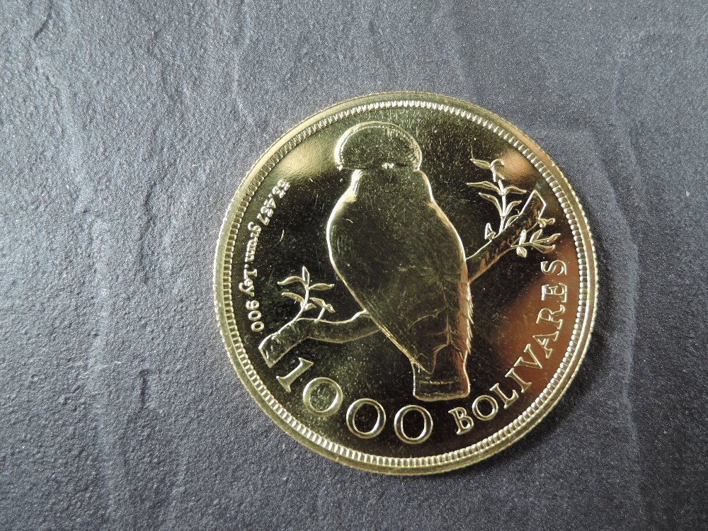 A 1975 Republica De Venezuela 1000 Bolivares Gold Coin, Bird on branch to reverse, Uncirculated in - Image 2 of 3