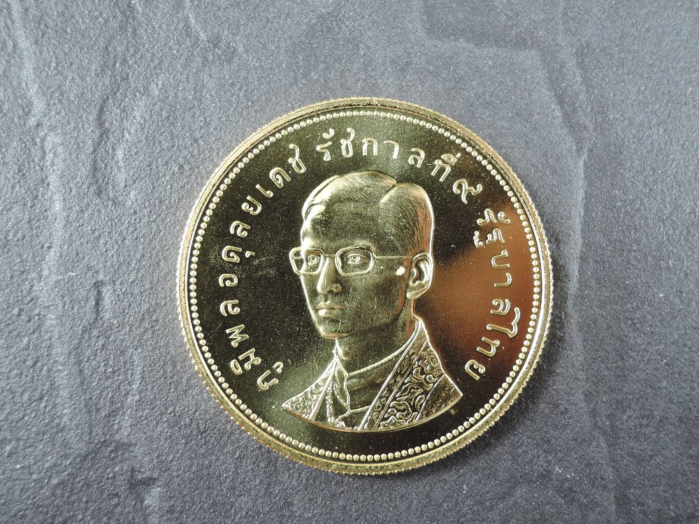 A 1974 Thailand 5000 Bahts Gold Coin, White-eyed River Martin to reverse, Uncirculated in plastic