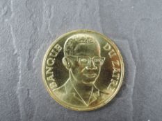 A 1975 Banque Du Zaire 100 Zaires Gold Coin, Leopard to reverse, Uncirculated in plastic capsule