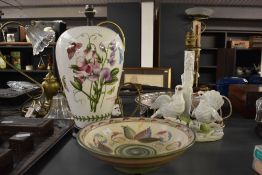 An attractive vintage Jaffe Hose ceramic table lamp, depicting two doves among lilies, hand