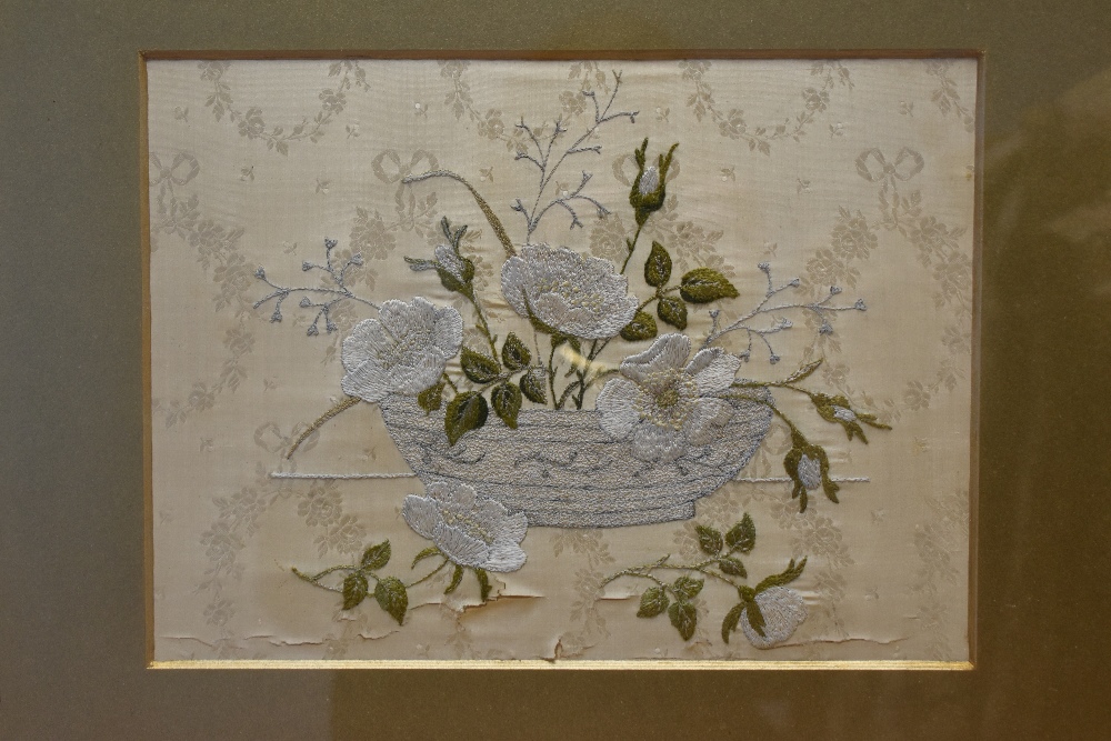 20th century embroidery of flowers arranged in a bowl, on gold jacquard fabric, in a bronze-effect - Image 4 of 9