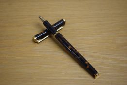 A Dunhill Slimline cartridge fill fountain pen in Thuya laque with gold trim having Dunhill 14K