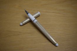 A Lady Sheaffer Skripsert 5 cartridge fill fountain pen in gold and white having Sheaffer