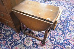 An early to mid 20th Century oak gateleg occasional table