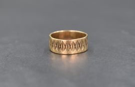 A 9ct gold band, having decorative cross engraving, ring size L, 2.9g
