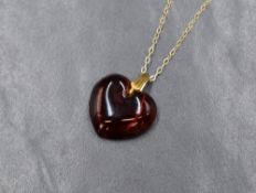 A red lalique style heart pendant etched MVX en verso on a fine 9ct gold chain approx 18' & 3.6g