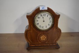 A Edwardian mahogany mantel clock, having inlaid and shell decoration, h22cm