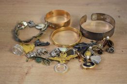 A small collection of costume jewellery, including a bracelet having agate, jasper and tigers eye