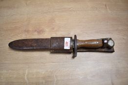Bayonet/fighting knife, WW2 Commando-style, in Ross of Canada leather scabbard dated 1916 and