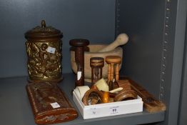 A selection of sundrie wooden and treen items, to include pestle and mortar, egg timers, napkin