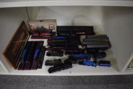 Modern Model Trains and Carriages, 10 on plinths, 5 loose with plinths and 4 Tri-ang Carriages along