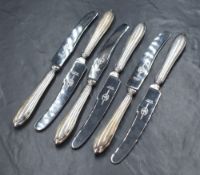 A cased set of six George V silver handled butter knives, having thread decoration and stainless
