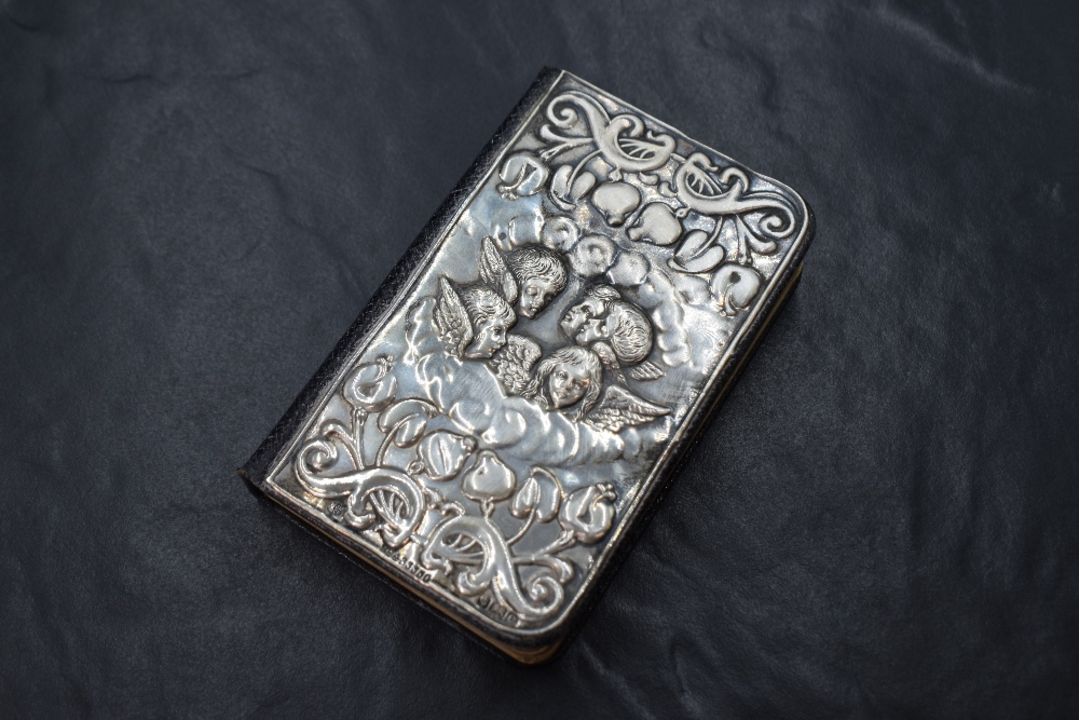 An Edwardian silver mounted Book of Common Prayer, having embossed Art Nouveau style floral - Image 2 of 4