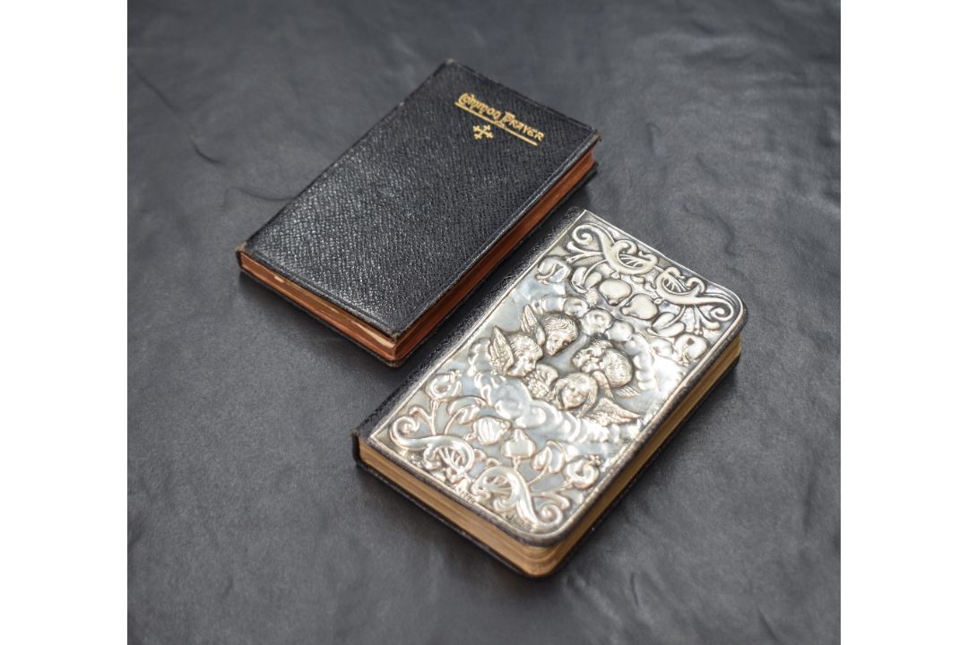 An Edwardian silver mounted Book of Common Prayer, having embossed Art Nouveau style floral - Image 1 of 4