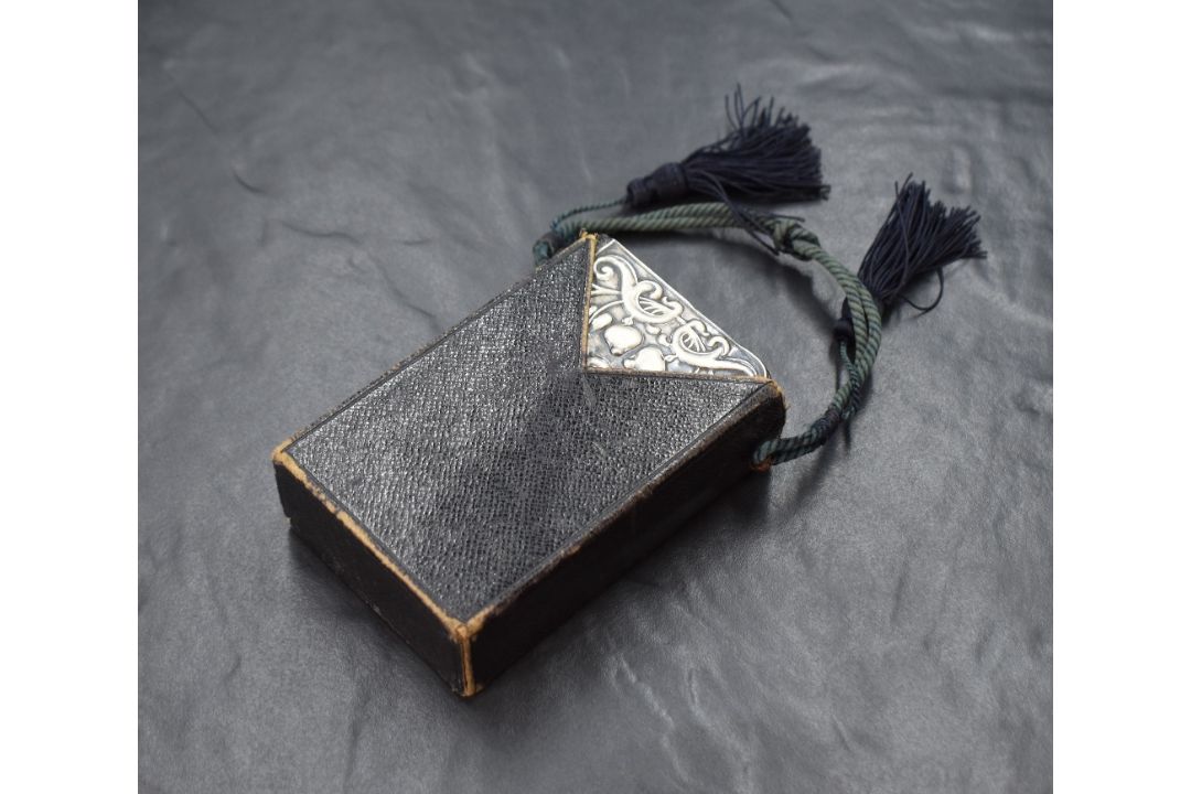 An Edwardian silver mounted Book of Common Prayer, having embossed Art Nouveau style floral - Image 4 of 4