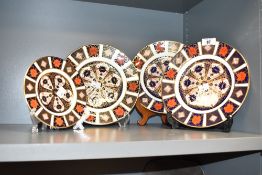 A set of 3 Royal Crown Derby Imari 1128 pattern plates, decorated with gilt edging and floral