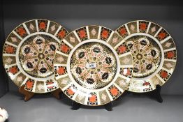 A set of 3 Royal Crown Derby Imari 1128 pattern plates, decorated with gold and blue floral