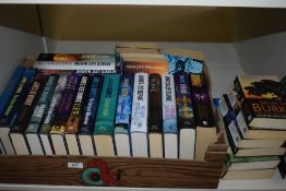 Literature. James Lee Burke. A large selection, both hardback and softback. Mixed editions/