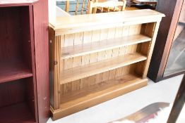 A modern pine low bookshelf, width approx. 114cm