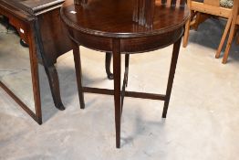 An early 20th Century mahogany circular top occasional table, diameter approx. 61cm