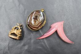 Two pieces of pinchbeck jewellery including a vintage striped and ringed agate set oval locket and a