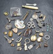 A small selection of mixed vintage jewellery oddments including loose stones, brooches, charms,