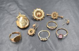 A selection of yellow metal and 9ct gold damaged jewellery including bulls eye brooch and odd