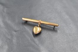 A yellow metal sweet heart bar brooch stamped 15ct, approx 2.5g