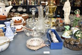 A set of 8 Art Deco style napkin rings of hexagonal form, w5cm, sold together with a cut crystal