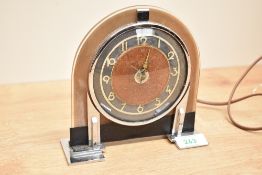 A mid-century 'Smiths' electric mantel clock, h16cm