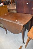 An early 20th Century mahogany gateleg dining table having oval top