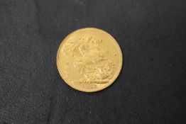 A 1913 George V Gold Sovereign, George & Dragon, Royal Mint, 8g