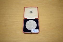 A Royal Mint Silver 1910-1935 George V Silver Jubilee Medallion, 85.9g, diameter 5.5cm, in fitted