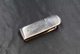 An Elizabeth II silver money clip of traditional form having a flying kite engraving marks for