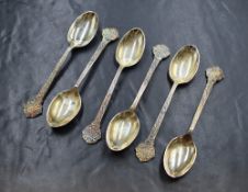 A cased set of Elizabeth II silver teaspoons, having a Celtic design to the terminal and handle,