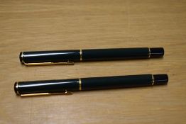 A Parker 88 Rialto cartridge fill fountain pen and roller ball pen set in laque dark green having